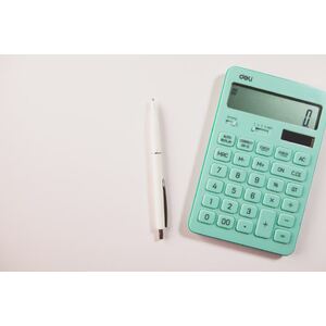 都度払いの予算を考えるイメージ｜電卓とペン